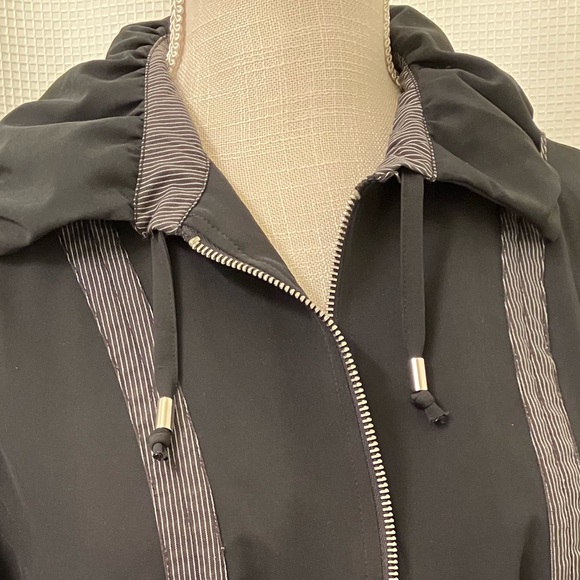 Chico’s Black ruffled collared jacket and capri pants set, size 0 (reg size S/4) - Picture 3 of 14